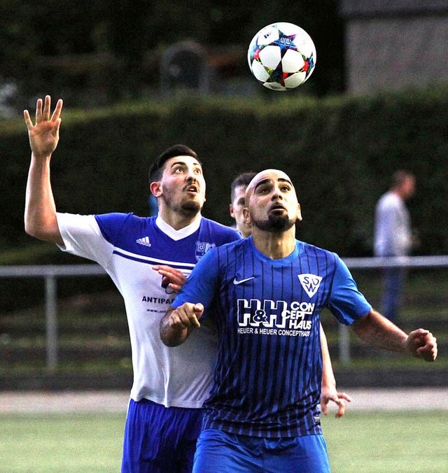 Den Ball in ihren magischen Blick zu z...links) und Yilmaz Tok (SV Weil III).    | Foto: Matthias Konzok