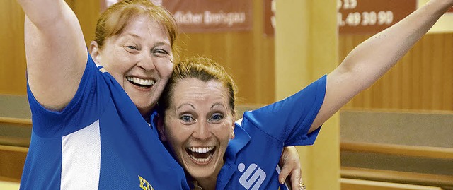 Jubel bei Linda Lang (rechts) und Katj...-Sieg  des DKC Waldkirch gegen Lorsch.  | Foto: Bleyer