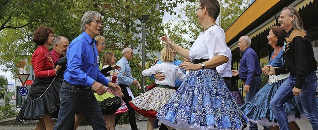 Acht Paare demonstrierten am Sonntag v...ng, wie viel Spa Square Dance macht.   | Foto: Gessner
