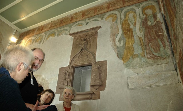 Gespannt folgten die Gottesdienstbesuc...u den  Fresken in der Mrkter Kirche.   | Foto: OUNAS