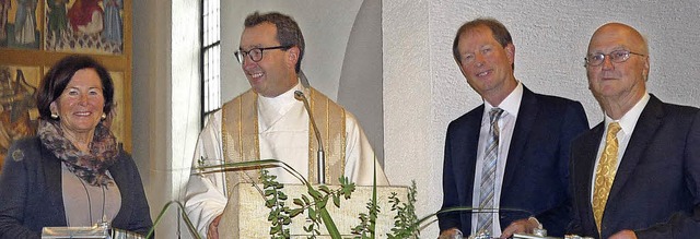 Mit Prsenten dankte Pfarrer Johannes ...isch und  Wolfgang Flach (von links).   | Foto: Monika Hofmeier