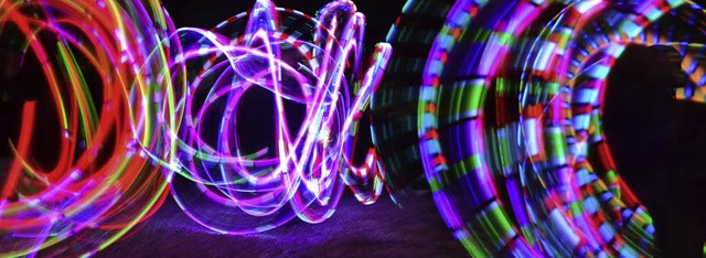Artistik mit spektakulren Lichteffekt...i den Feuer- und Lichtshows zu sehen.   | Foto: Zirkus Papperlapapp