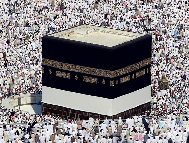Das zentrale Heiligtum der Muslime, die Kaaba, wird umrundet.   | Foto: dpa