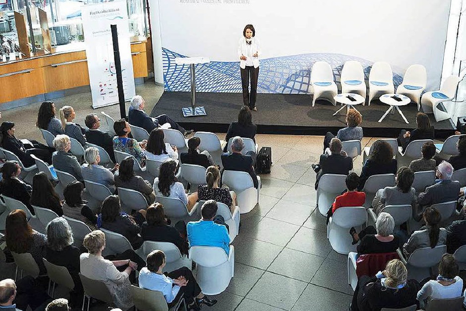 Beim Business Talk diskutierten am Montag in Freiburg Wirtschaftsexperten darüber, inwieweit das Thema "Frauen in Führungspositionen" in südbadischen Unternehmen angekommen ist und was man unternehmensstrategisch tun kann, um mehr Frauen in Spitzenpositionen zu führen. (Foto: Miroslav Dakov) Beim Business Talk diskutierten am Montag in Freiburg Wirtschaftsexperten darüber, inwieweit das Thema "Frauen in Führungspositionen" in südbadischen Unternehmen angekommen ist und was man unternehmensstrategisch tun kann, um mehr Frauen in Spitzenpositionen zu führen. (Foto: Miroslav Dakov)