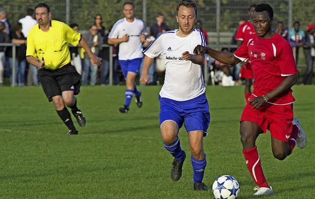 Intensiv aber fair: Team Afrika und das BZ-Team beim sportlichen Krftemessen  | Foto: Volker Mnch