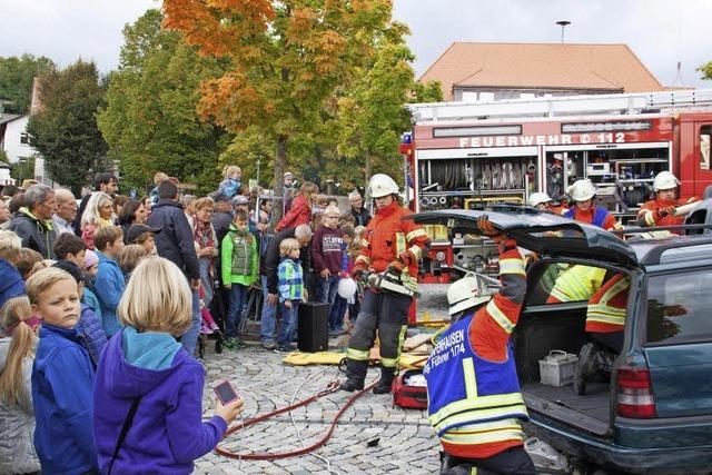 Junge Freiwillige mimen Verletzte