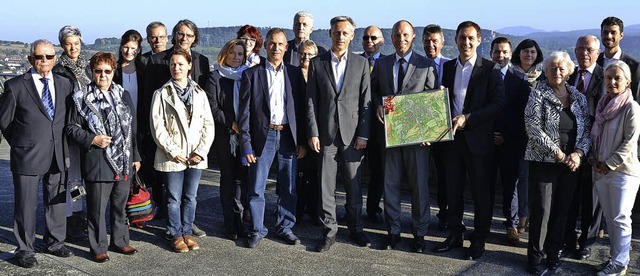Die Delegation aus Meerane mit OB Jrg...Lothar Ungerer (rechts, mit Geschenk)   | Foto: zvg