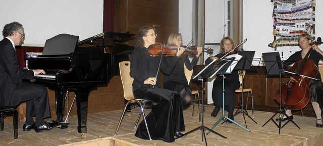 Ein Streichquartett &#8211; Carina Kal...rtson (Klavier) als Solist darbietet.   | Foto: Hildegard Karig