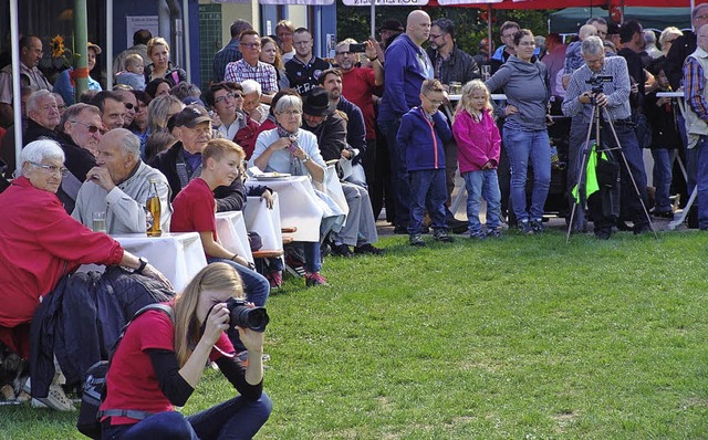 Celina Wiedemann (oben) begeistert mit...lreichen Besucher des Jubilumsfests.   | Foto: Karin Wortelkamp