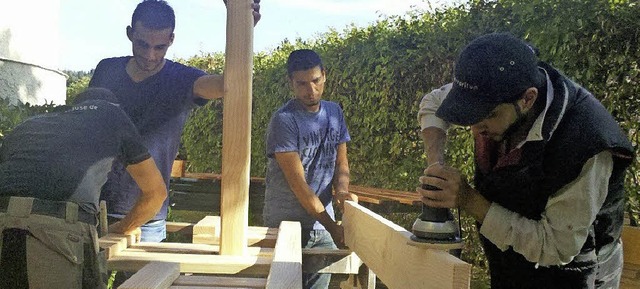 Bnke und Tische entstanden bei der Ak...meinschaftsunterkunft in St. Blasien.   | Foto: Privat