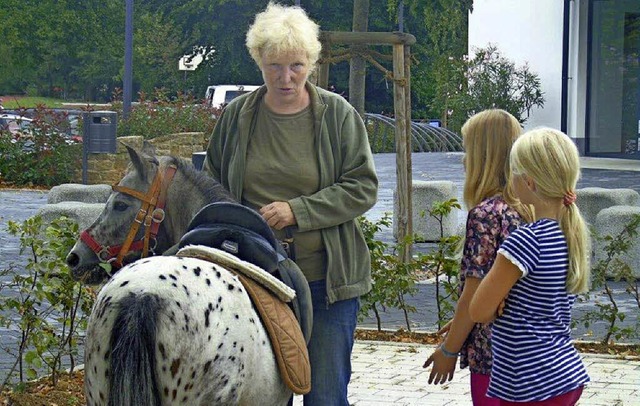 Fr junge Flohmarktbesucher wurden in Pfaffenweiler die Ponys gesattelt.   | Foto: Franz Hilger