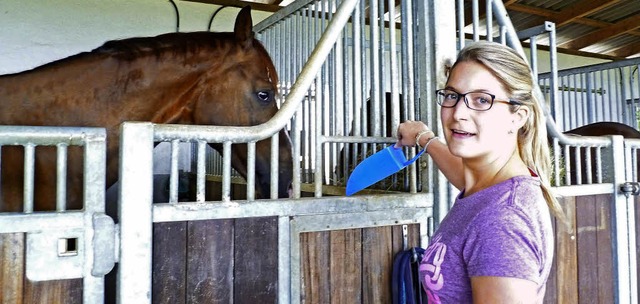 Darnika  Keller gibt einem Pferd etwas zum Fressen.  | Foto: Gabriele Rasenberger