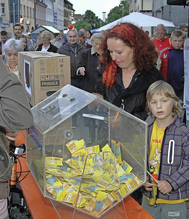 Volle Lostrommel: Petra Schlegel vom H...der Auslosung am Erlebnis-Einkauf 2010  | Foto: Heinz Vollmar