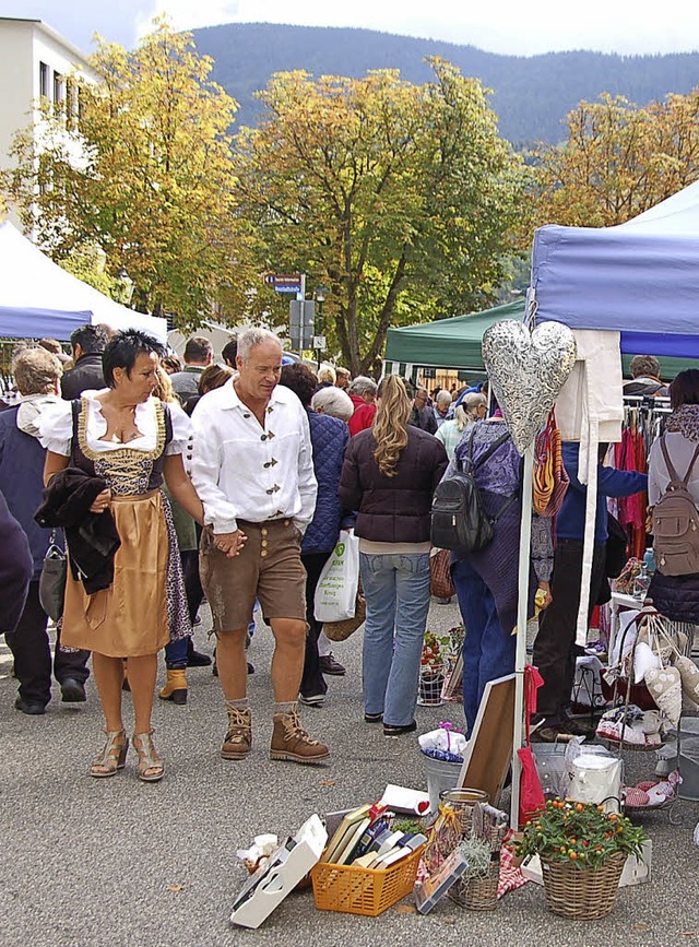Dicht bevlkert war Schnaus Stadtmitte beim Oktoberfest und  dem Flohmarkt.   | Foto: Ulrike Jger