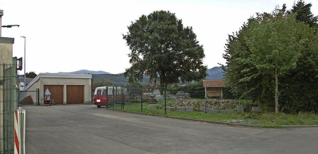 Am Gundelfinger Bauhof soll hinter dem...e  fr Asylbewerber errichtet werden.   | Foto: Andrea Steinhart