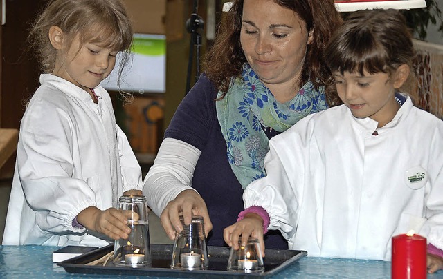 Kleine Kinder sind groe Forscher / Welche Kerze geht als erstes aus?  | Foto: Andrea Steinhart