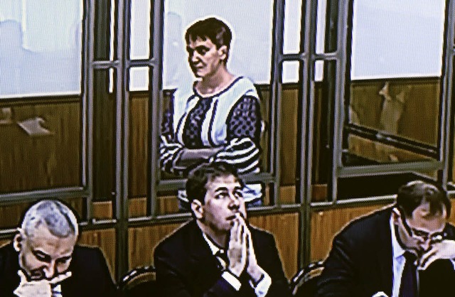 Nadeschda Sawtschenko im Gerichtssaal in der russischen Kleinstadt Donezk   | Foto: dpa