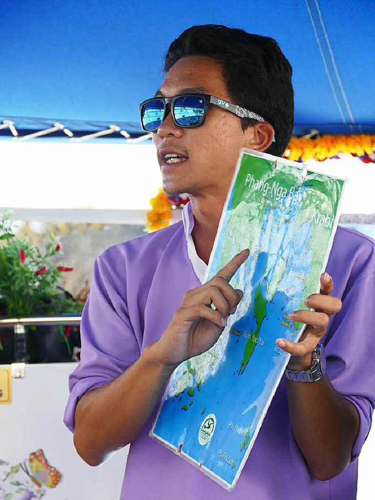 Ein Guide erklrt die  Phang-Nga-Bucht.