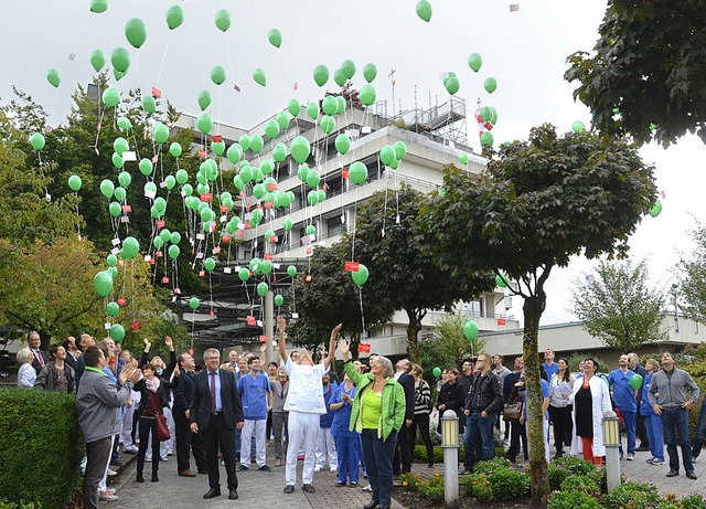 &#8222;Krankenhausreform? So nicht!&#8...uftballons in Richtung Berlin steigen.  | Foto: Huber
