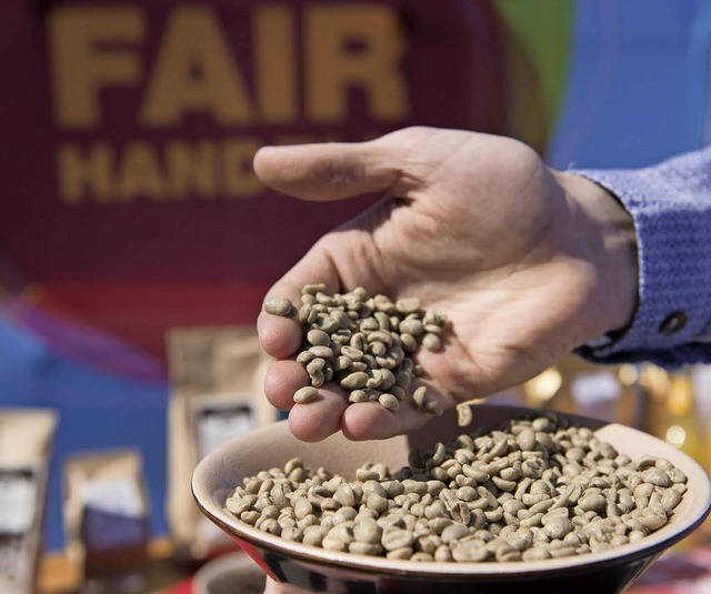 Fair gehandelten Kaffee gibt es auch in Waldkirch zu kaufen.   | Foto: dpa