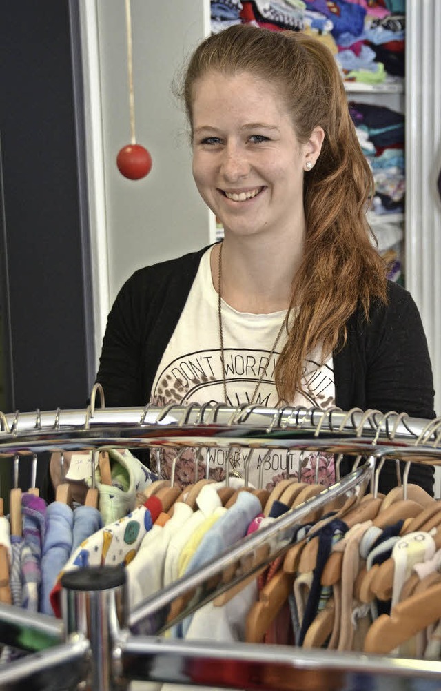 Marie Braunroth arbeitet  im Kirchenladen Markt 15.  | Foto: Walser