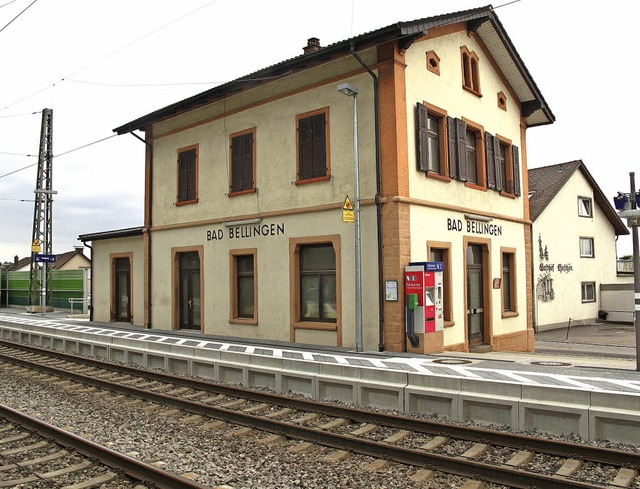 Das Bahnhofsgebude Bad Bellingen wird versteigert.  | Foto: Jutta Schtz