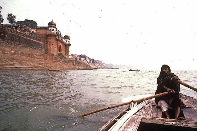 Im Museum luft ein Film ber Benares in Indien.