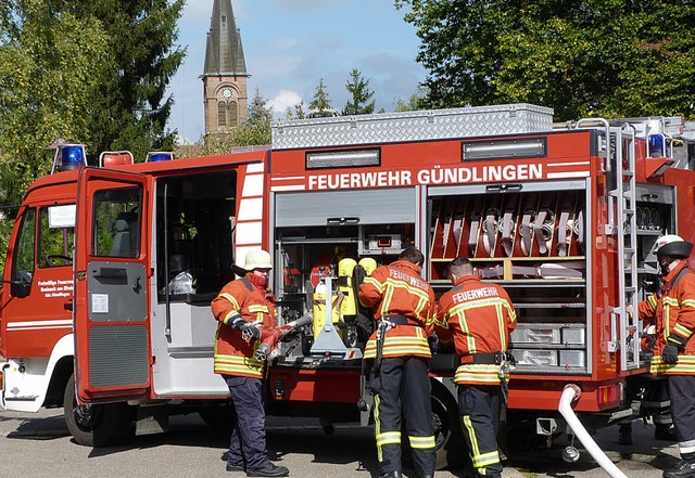 In Windeseile bereiten sich die Feuerw...m Schulhof vor der Malteserhalle vor.   | Foto: Christine Weirich