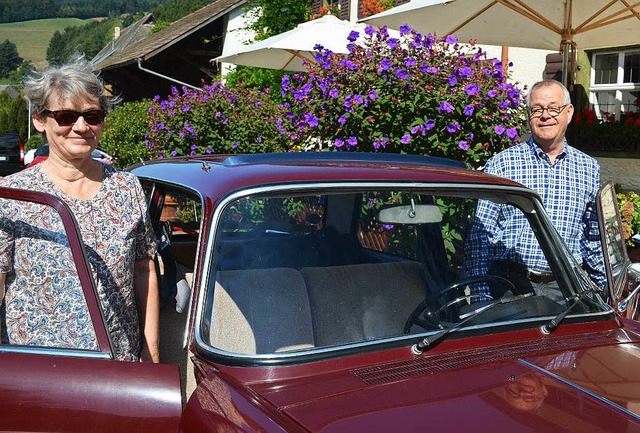 Angelika und Theo Sprenger mit ihrem Peugeot 4040 vor dem Hotel Spielweg  | Foto: Gabriele Hennicke