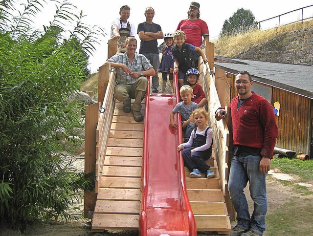 Durch tatkrftigen Einsatz einer Grupp...lbennest  ihre neue Rutsche genieen.   | Foto: L. Schilling