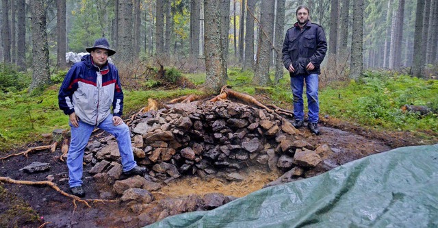 Thomas Knopf (links) und Steven Bosch vor einem geffneten Steinhgel  | Foto: Sebastian Wolfrum
