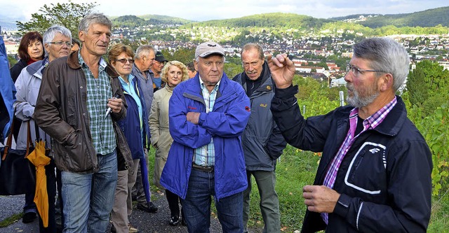 Rebobmann Karlheinz Ruser erklrte bei... Rebbegehung Feinheiten des Weinbaus.   | Foto: Willi Adam