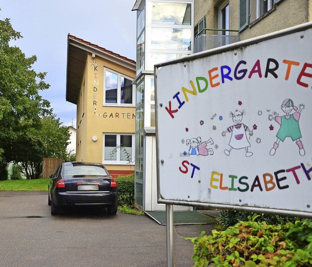 Fr den katholischen  Kindergarten Sch... (Zaun) fr die Sicherheit der Kinder.  | Foto: Martina Proprenter