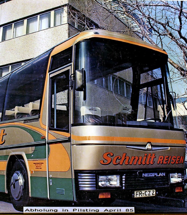 Norbert Schmitt feiert mit Ehefrau Ing...urde  als Einzelstck fr ihn gebaut.   | Foto: Mario Schneberg