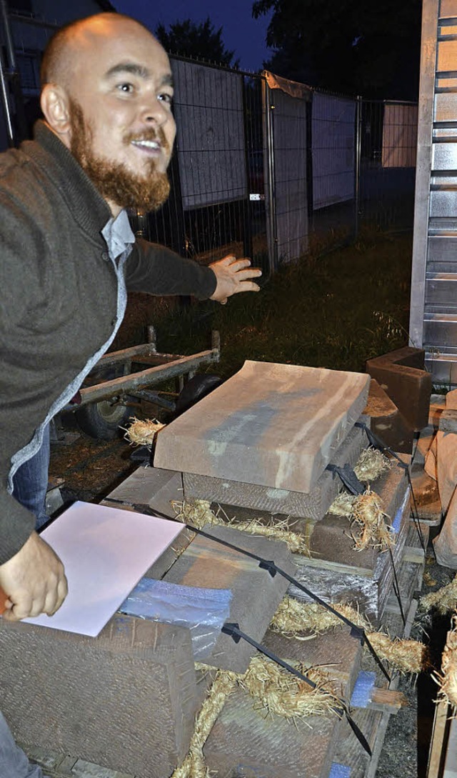 Steinmetzmeister Dietmar Bader zeigt Steine, die noch eingebaut werden.   | Foto: Martina Weber-Kroker