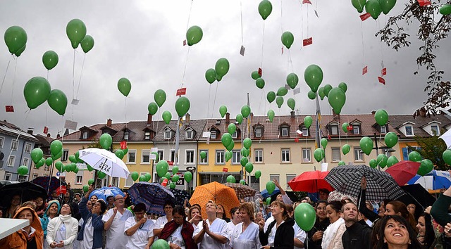 Luftballons mit den Forderungen der Kr...ndgebung von Lrrach aus nach Berlin.   | Foto: Michael Reich