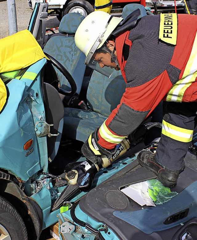 Die Rettung einer eingeklemmten Person...die Abteilung Rickenbach-Altenschwand.  | Foto: lux