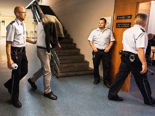 Der angeklagte Stiefvater vor dem Landgericht Freiburg  | Foto: dpa