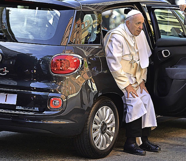 Papst Franziskus steigt aus einem Fiat 500L.   | Foto: AFP