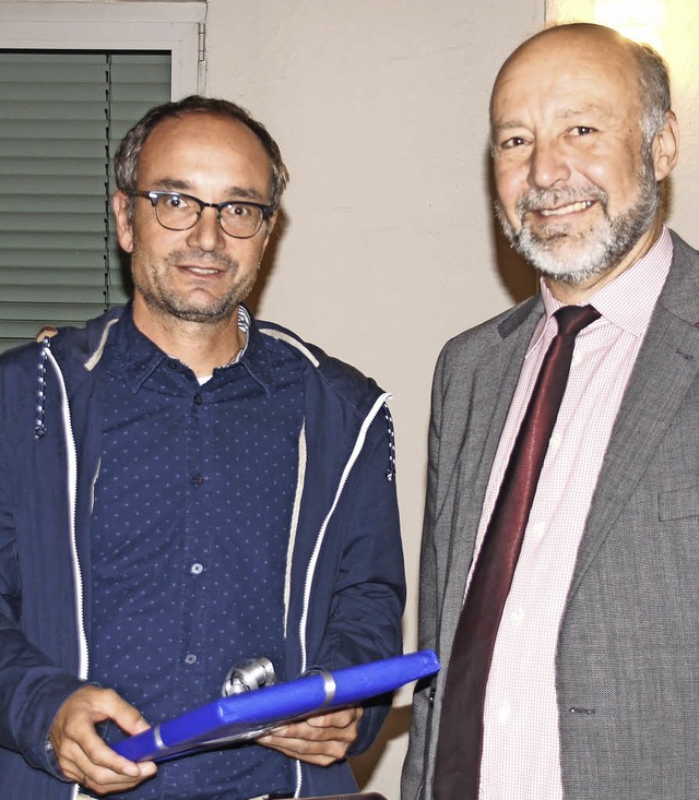 Brgermeister Hans-Joachim Schwarz (r....it Dank aus dem Endinger Gemeinderat.   | Foto: Ilona Hge