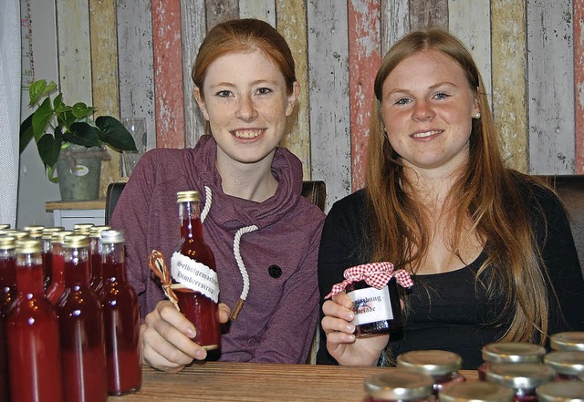 Josefa und Klara Bhler haben in den v...Marmelade fr die Tombola  produziert.  | Foto: Privat