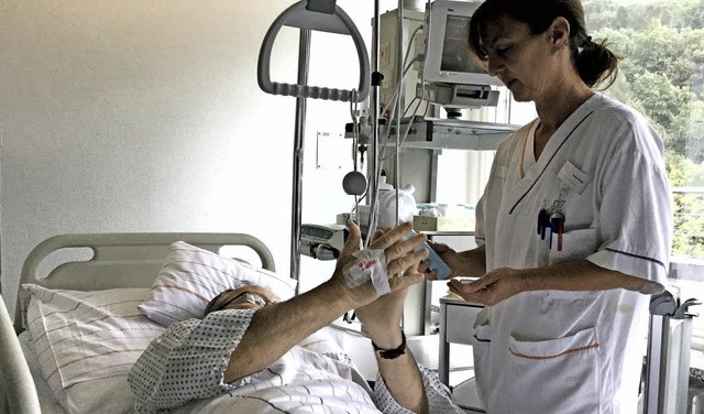 Hygienefachkrfte zeigten im Krankenha... man seine Hnde richtig desinfiziert.  | Foto: ZVg
