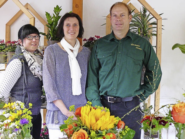 Richard und Heike Lorenz und Floristin...nden zur Erffnung des  Blumenladens.   | Foto: Ute Aschendorf