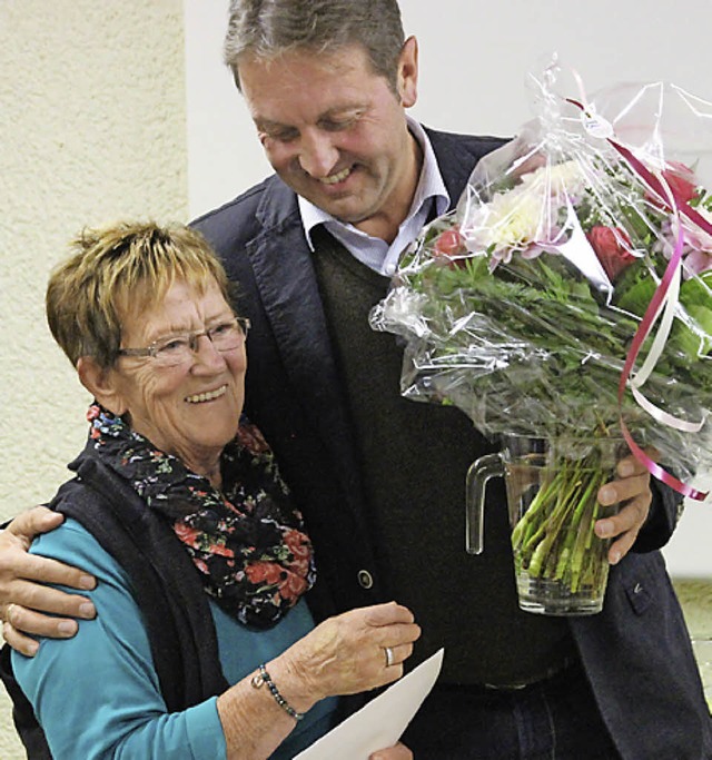 Hildegard Waldvogel (links) wird von B...sef Haberstroh (rechts) verabschiedet.  | Foto: akh