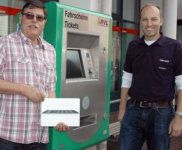 Joachim Schlageter und Carl Roeseler (...lyer am Samstag  kostenlos Bus fahren.  | Foto: H. Wussler