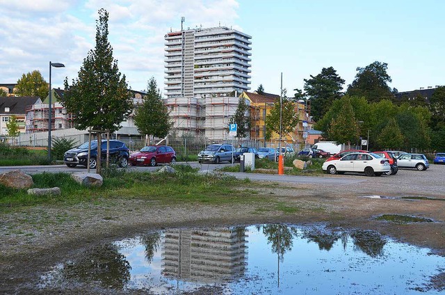 Die  zentrale Lage des DHBW-Parkplatze... hier ein Studentenwohnheim zu bauen.   | Foto: Willi Adam