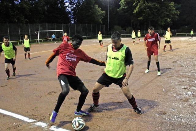 Fuballspiel gegen Flchtlinge: Spielerisch Grenzen berwinden