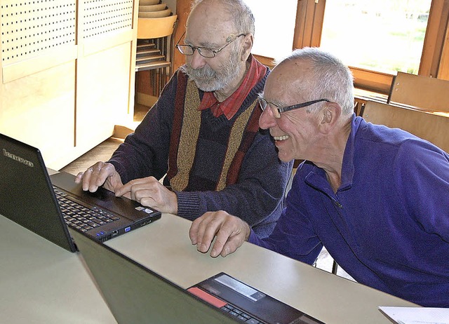 Hilfe im Netz: Lothar Griesser (rechts...t Axel Rach mit Rat und Tat zur Seite.  | Foto: Christiane Sahli