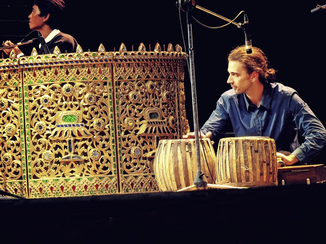 Philipp Becker vom Freiburger Schlagzeugensemble bei einem Konzert in Myanmar  | Foto: goetheinstitut