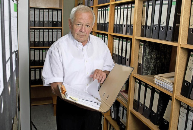 Kurt Schrimm ordnet im  Archiv der Fahndungsstelle in Ludwigsburg die Ordner.   | Foto: DPA